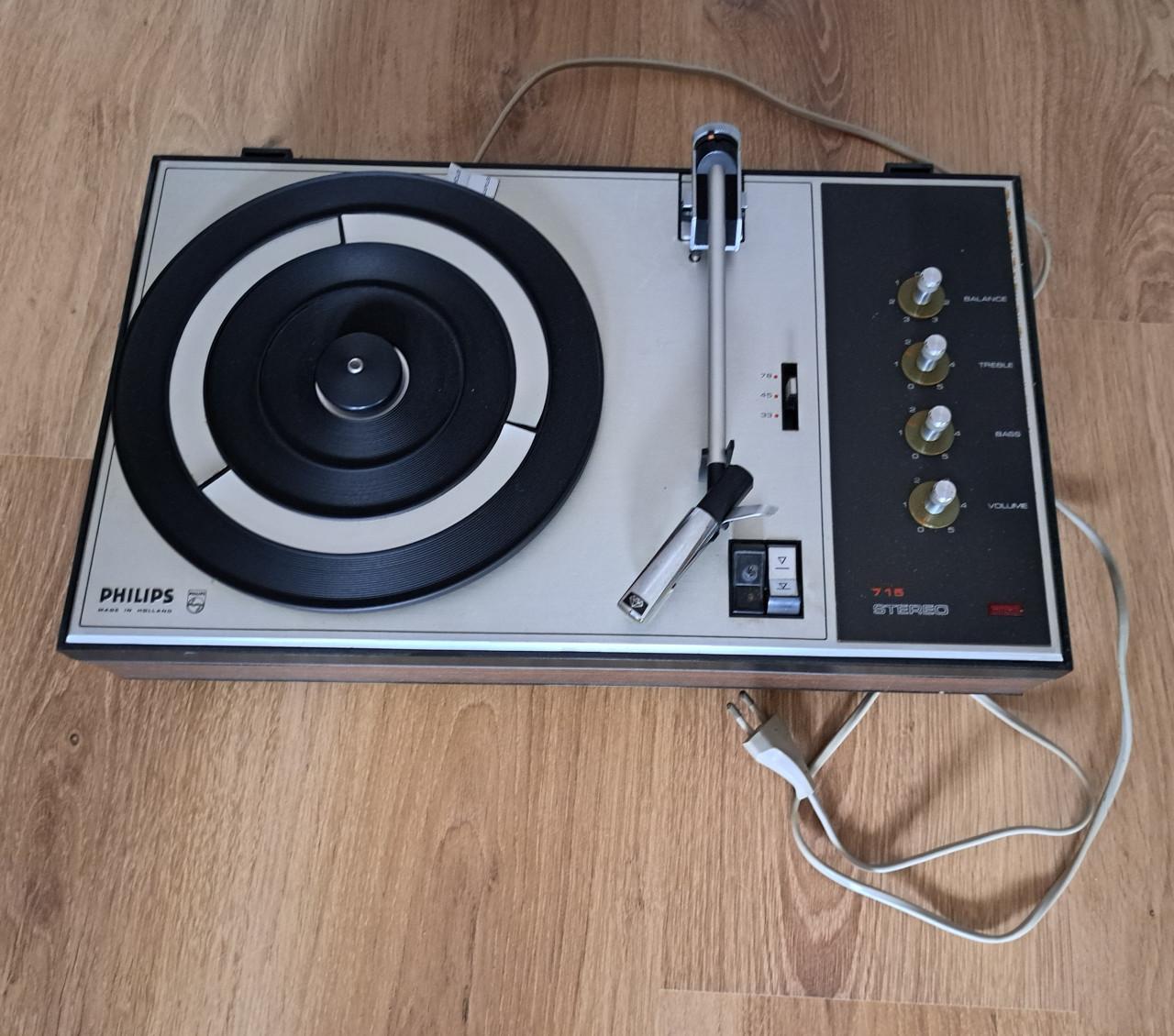 Platenspeler Type Philips 715 stereo compleet.