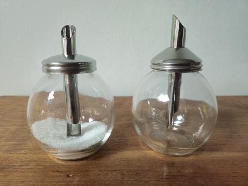 2 Suikerstrooiers glas