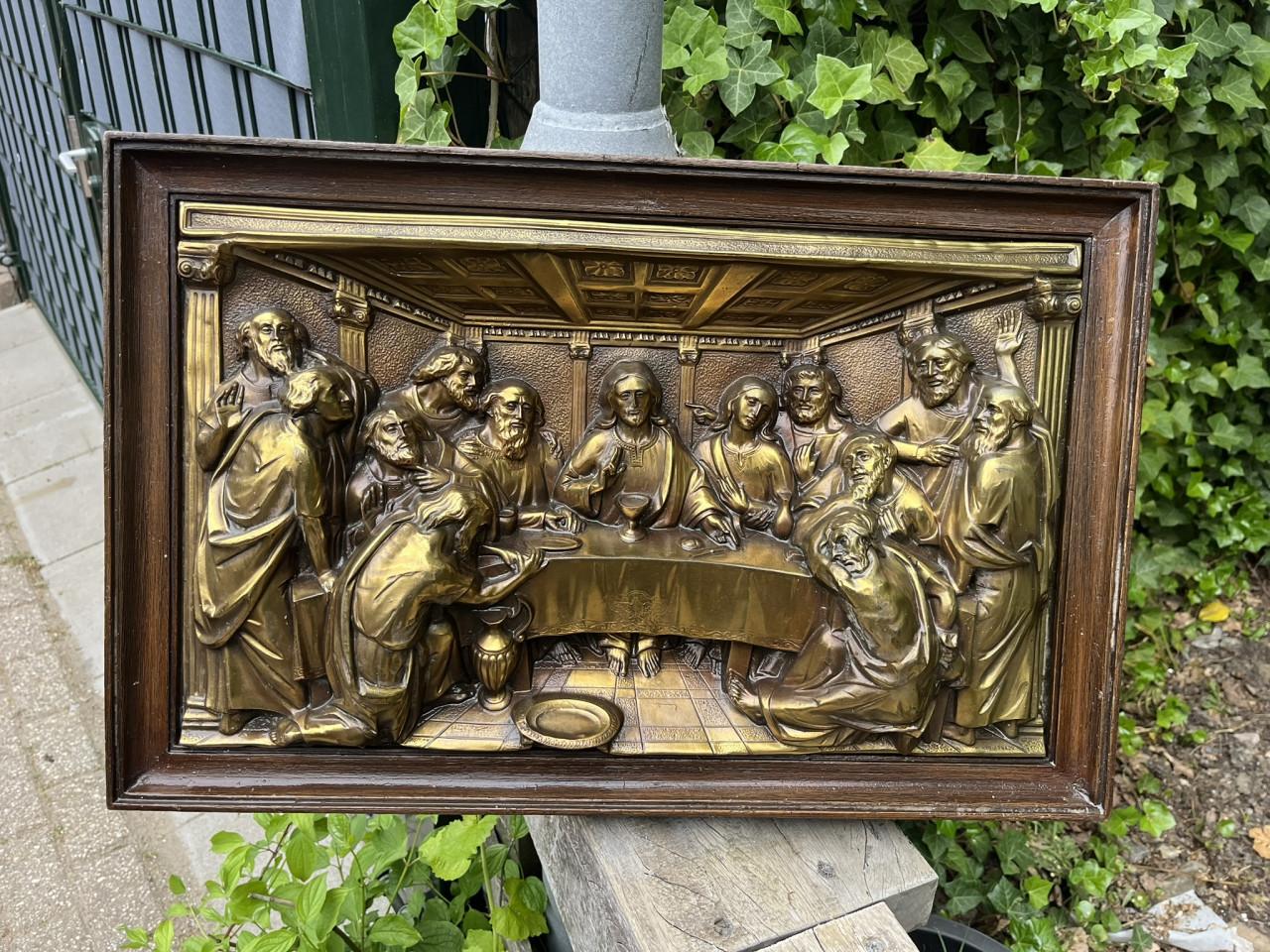 Messing reliëfsculptuur met houten lijst