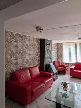 Rode leren zithoek + glazen salontafel
