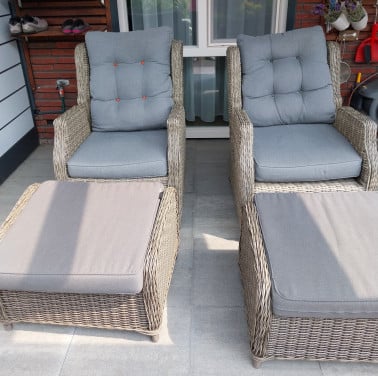 2 lounchstoelen met hockers