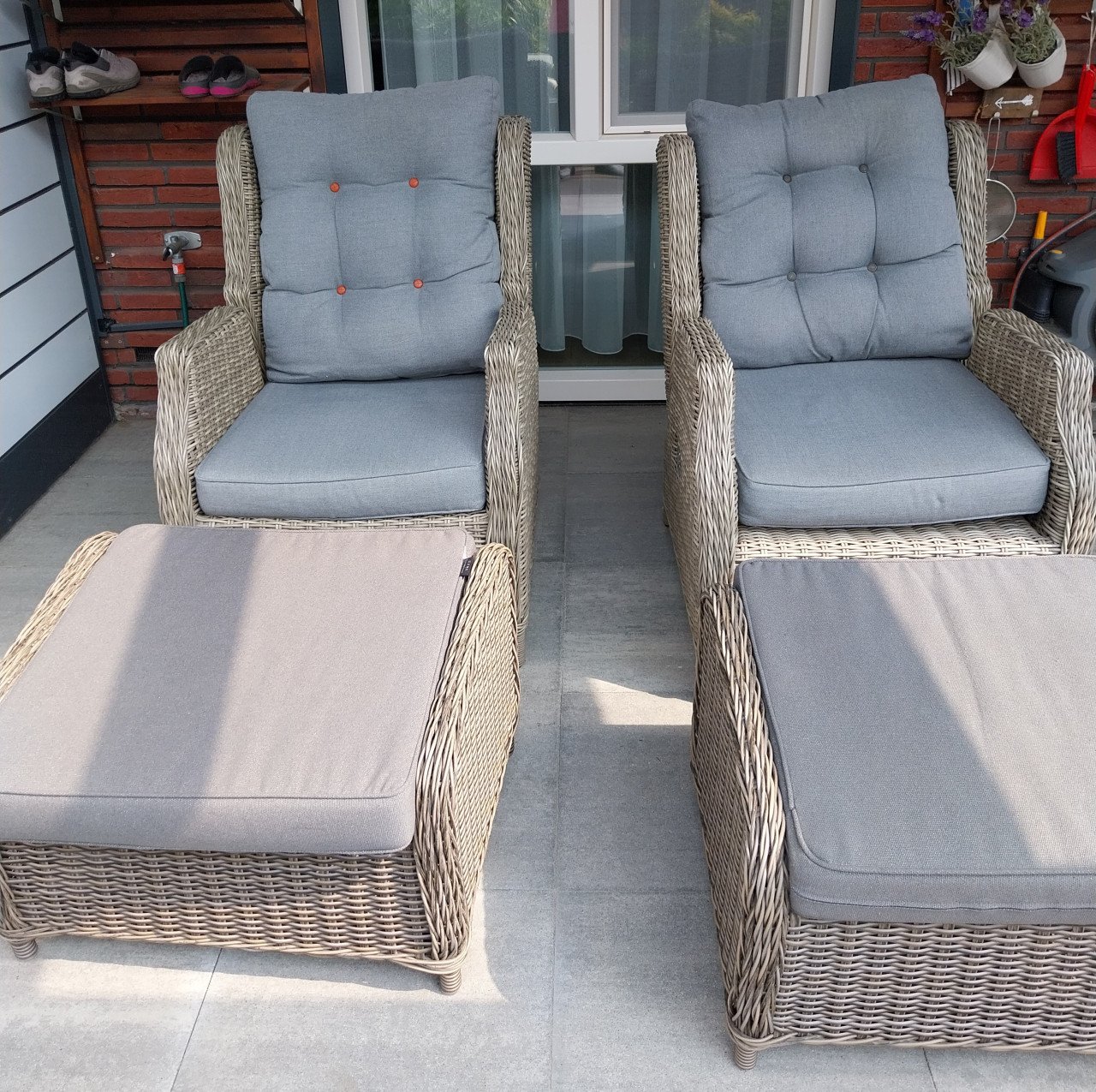 2 lounchstoelen met hockers