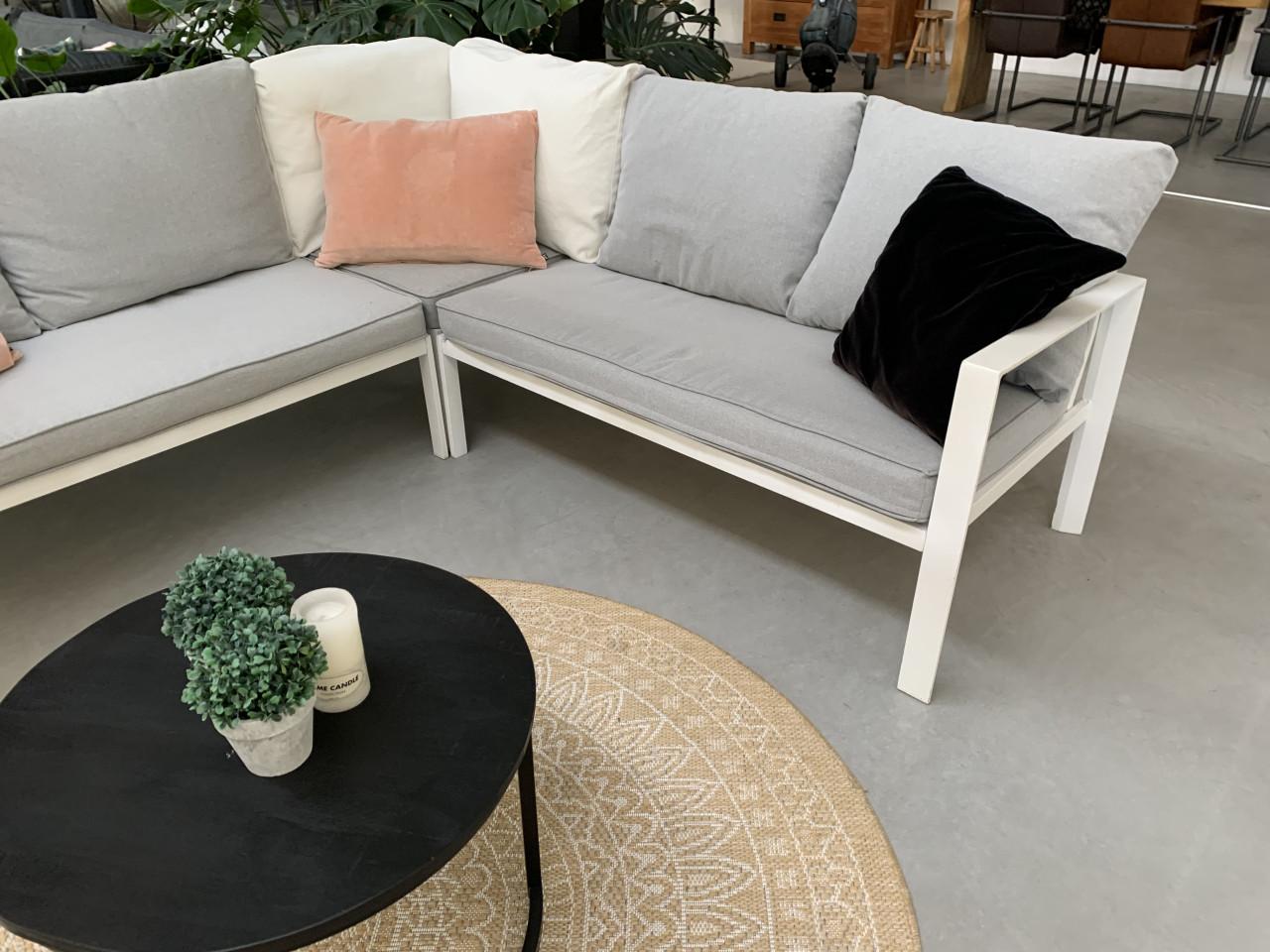 Wit aluminium loungeset, met schone kussens, en tafel.