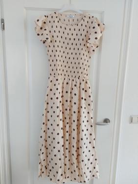 Beige jurk met stippen