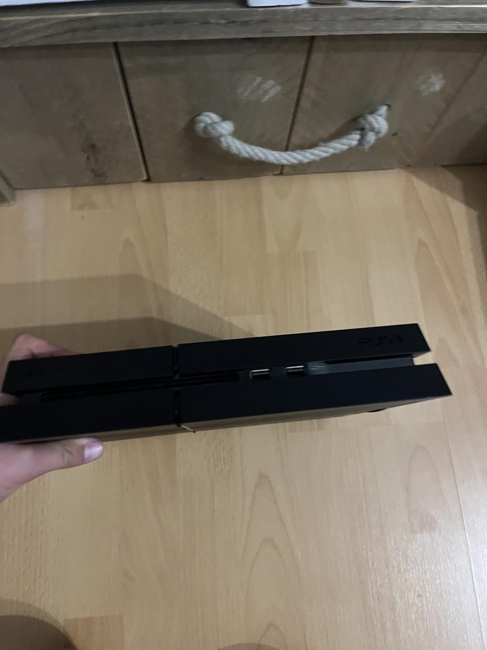 PlayStation 4 1TB met controller, oplaaddock en 3 spellen (Alleen ophalen)