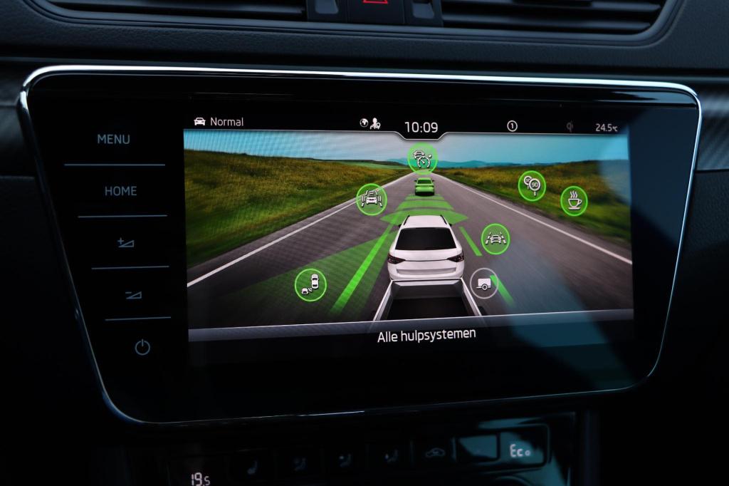 Skoda Superb combi 1.4 tsi iv sportline business 218pk dsg6 | soh 94,3% |