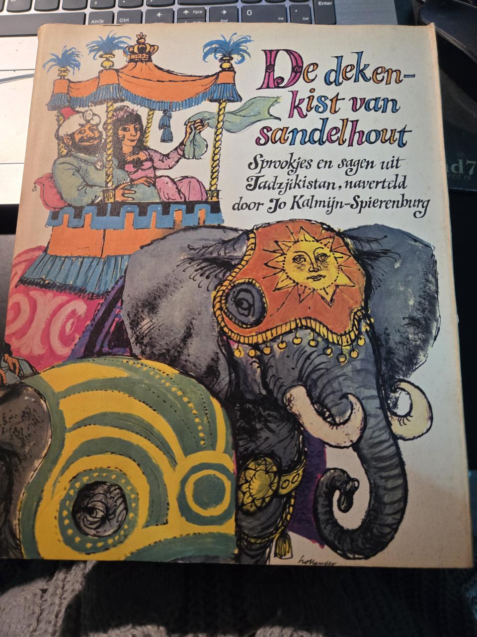 De dekenkist van Sandelhout geschreven door Jo Kalmijn-Spierenburg. 1967