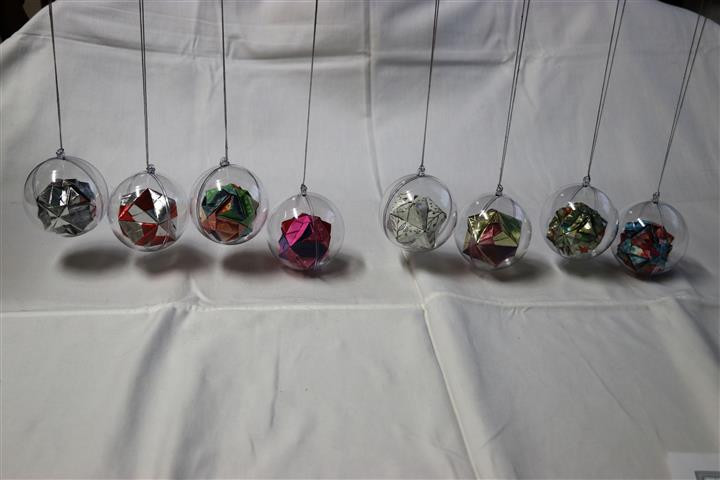 Origami kerstbal Hangertje €.2,50 Grootte: 8 cm doorsnee Doorzichtige plast
