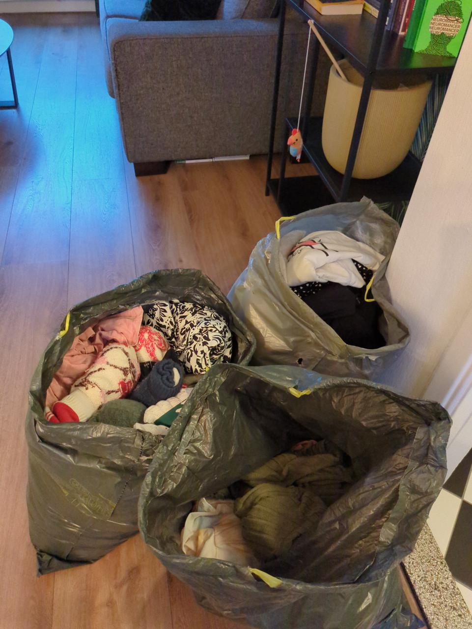 3 zakken vol dames kleding gratis af te halen