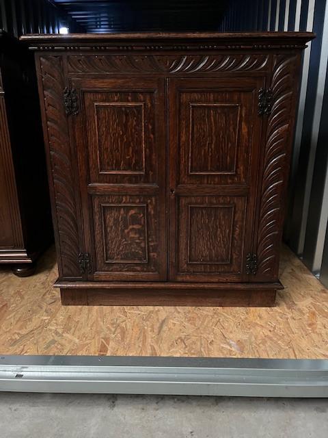 Eiken houten servieskastje