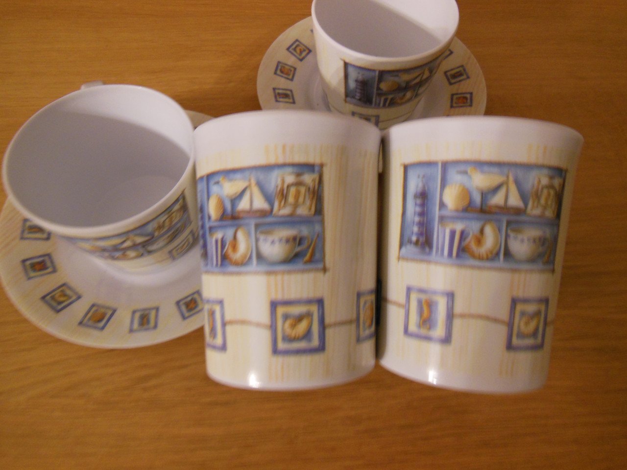 Kunstsstof mokken en kopjes