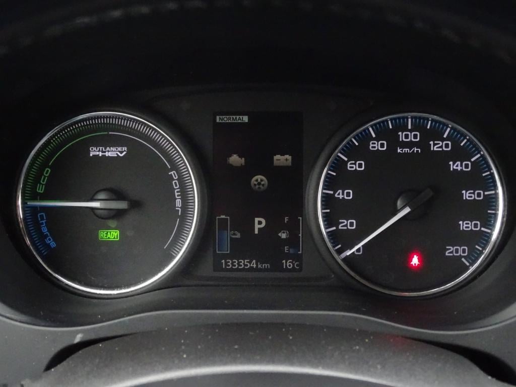 Mitsubishi Outlander 2.0 phev executive edition | trekhaak | navi | camera