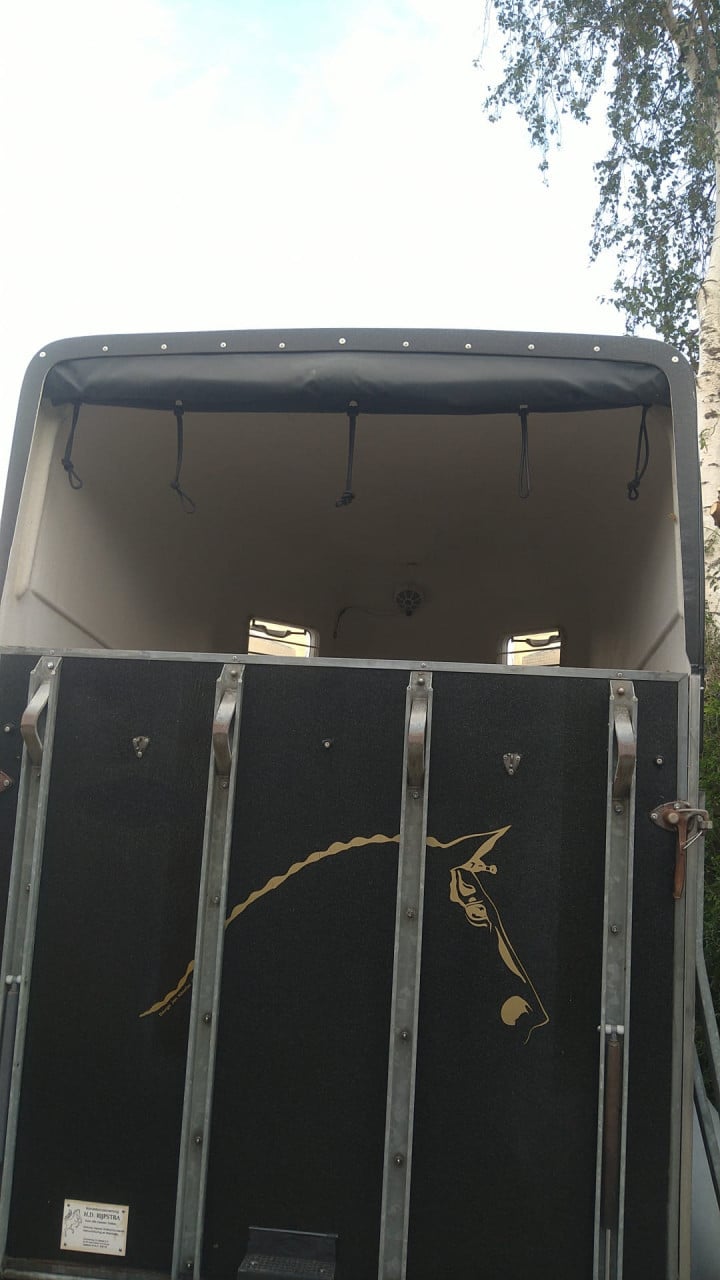 Vol polyester 2 paards trailer  met zadelkamer