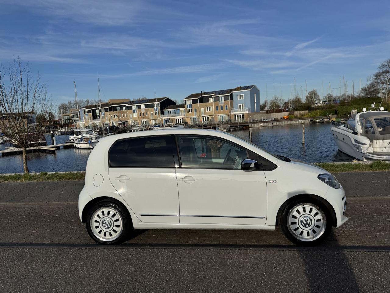 Volkswagen 1.0 High up! Bluemotion white edition