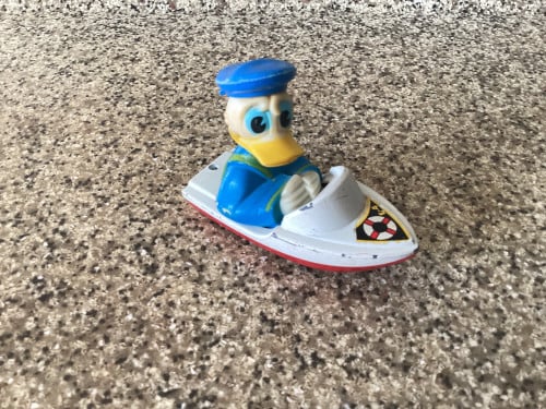 Donald Duck in bootje.     Merk: Guisval.  Spanje.