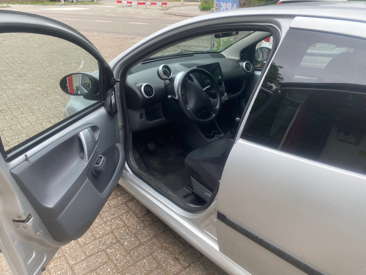 Peugeot 107 Black en Silver 1.0, 3mnd gar., jaar APK, beurt, carplay radio!