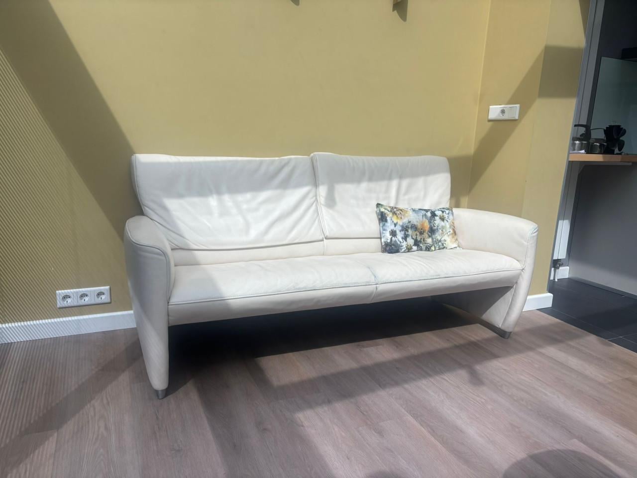 Lederen bank van het merk Jori