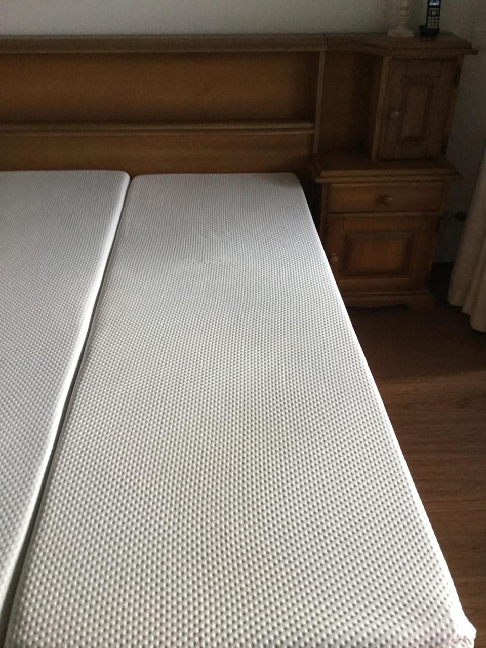 2 persoons bed met nachtkastjes