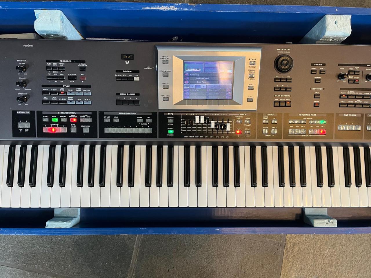 Roland G-70 Music Workstation met pedalen