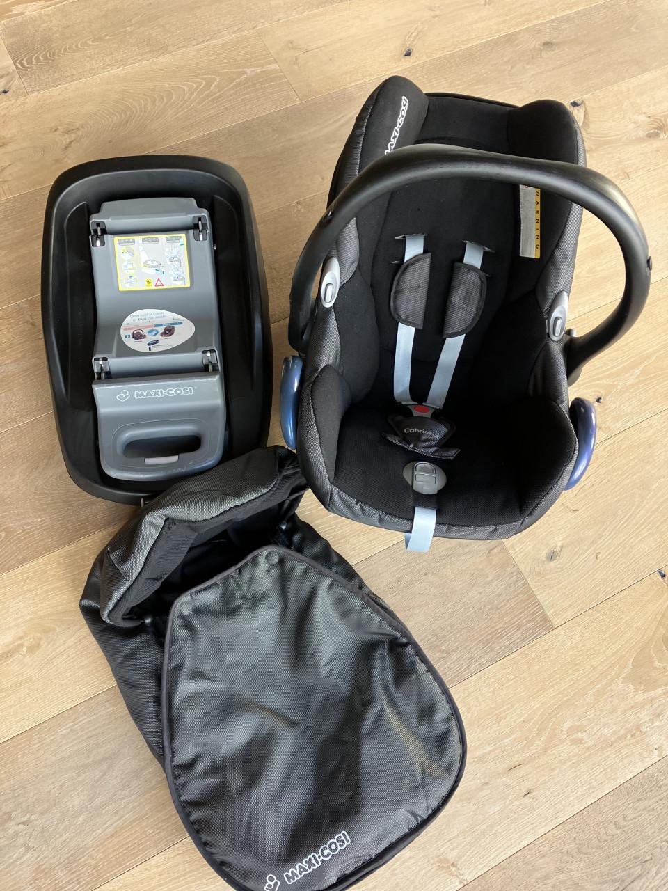 Maxi-Cosi CabrioFix incl FamilyFix base en voetenzak