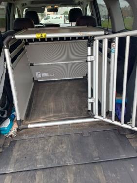 Dog-box voor in de auto