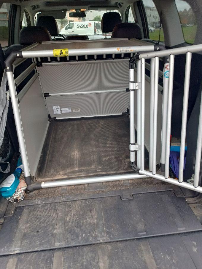 Dog-box voor in de auto