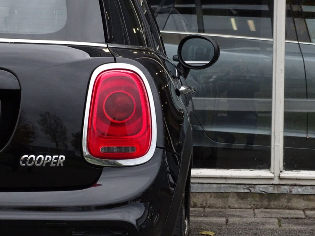 Mini Cooper mini 1.5 serious business automaat | jcw pack | king's cross