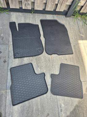 Peugeot 208 rubber automatten set