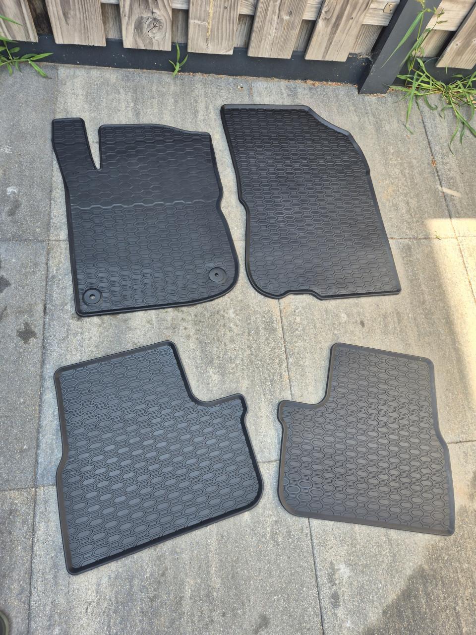 Peugeot 208 rubber automatten set