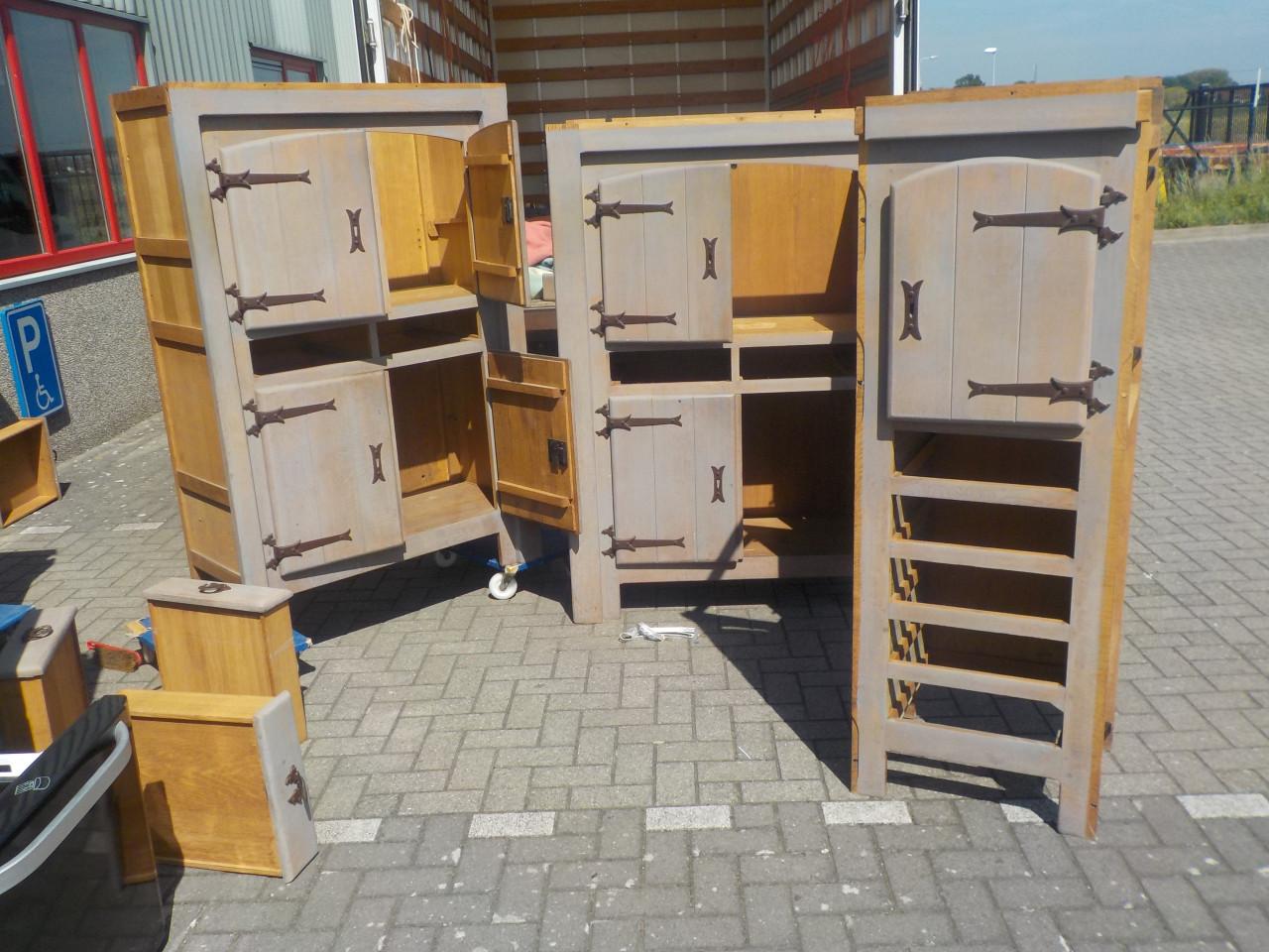 Hoog geheel massief eiken dressoir in zeer goede staat zeer mooie kwaliteit