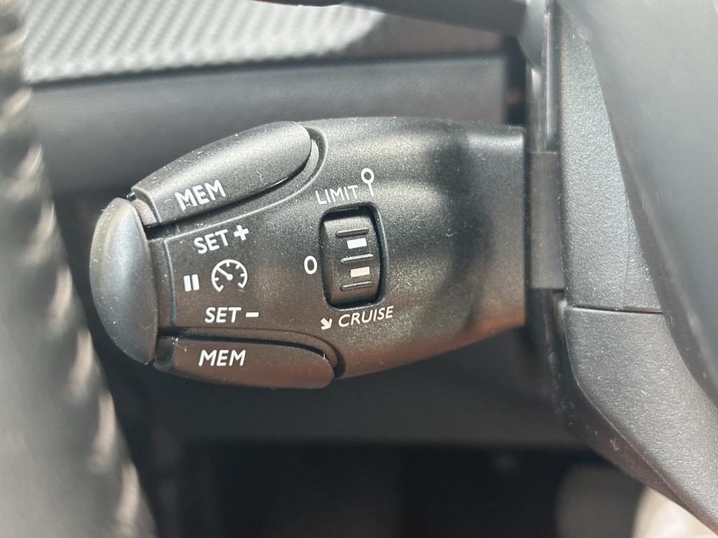 Peugeot 208 1.2 puretech 100pk eat8 allure pack 3d cockpit | apple carplay 