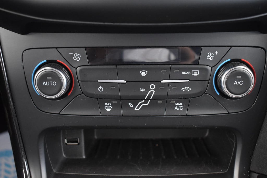 Ford Focus 1.0 titanium | cruise control | trekhaak | achteruitrijcamera | 