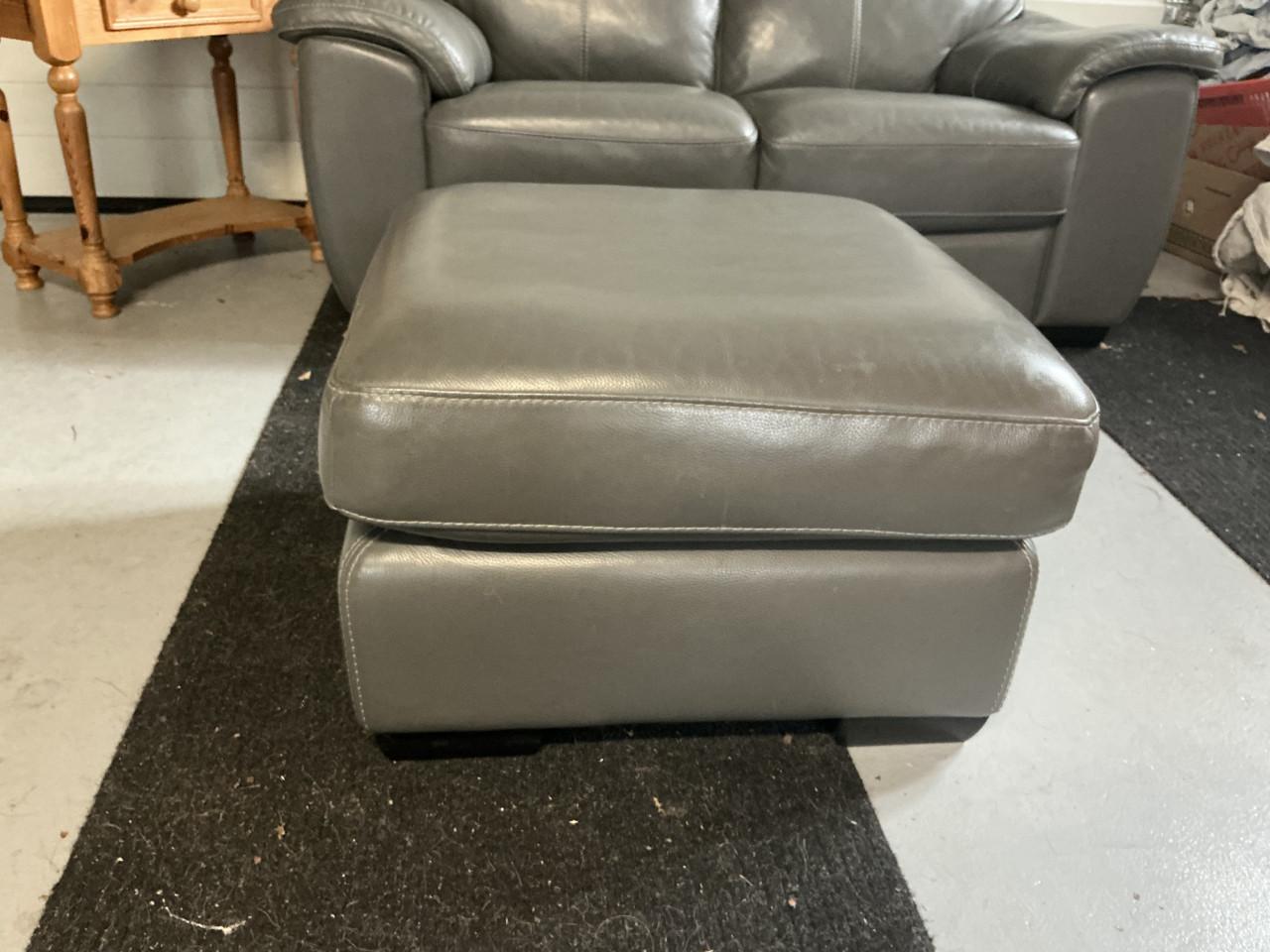 Vrijwel ongebruikte leren 2 zitbank met hocker