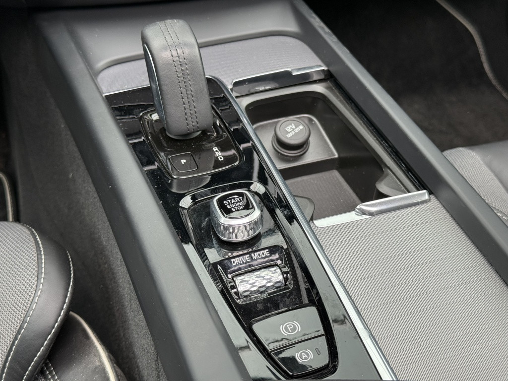 Volvo XC60 t8 390pk recharge r-design| panodak| adap.cruise| 360camera| led