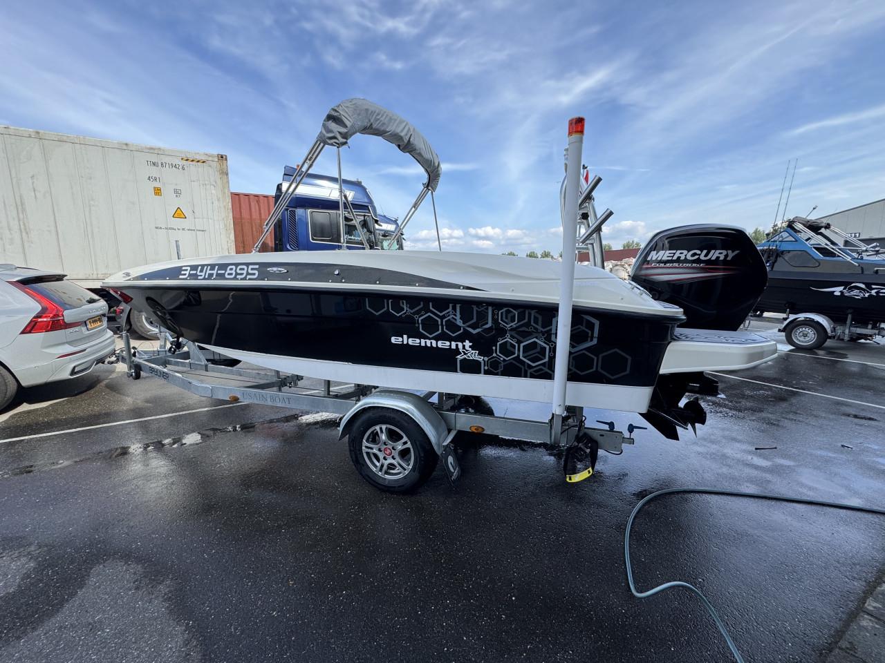 Prachtige Bayliner Element XL, 100pk Mercury 4 takt met trailer