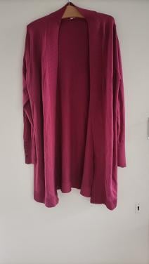 Lang vest, kleur framboos van merk Paprika. Maat 2. Valt als 38/40.