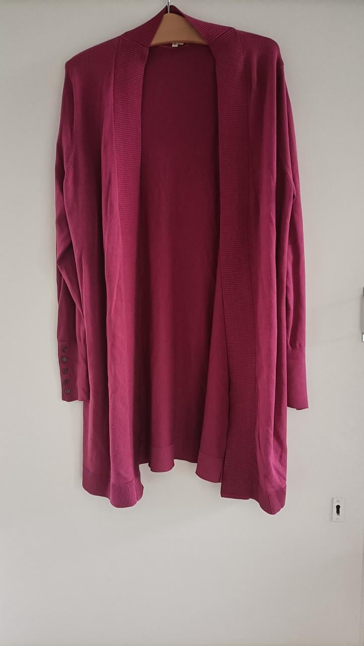 Lang vest, kleur framboos van merk Paprika. Maat 2. Valt als 38/40.