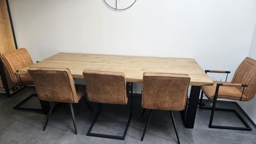 Eetkamertafel en stoelen Henders en Hazel Metalox 230 x 100 cm