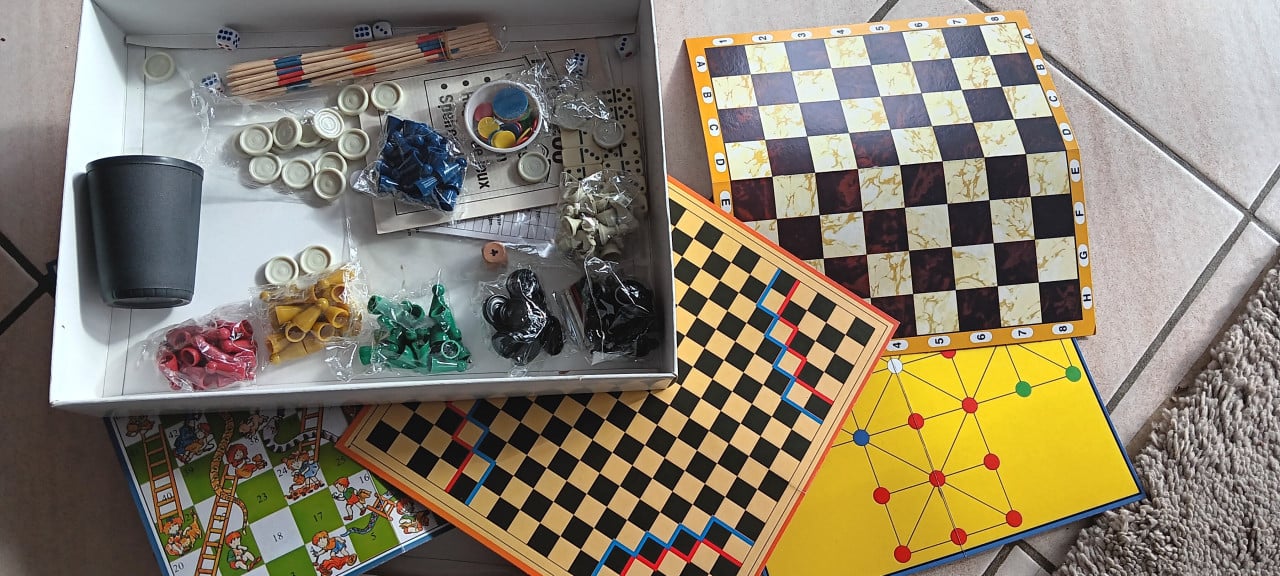 DOOS MET SPELLETJES