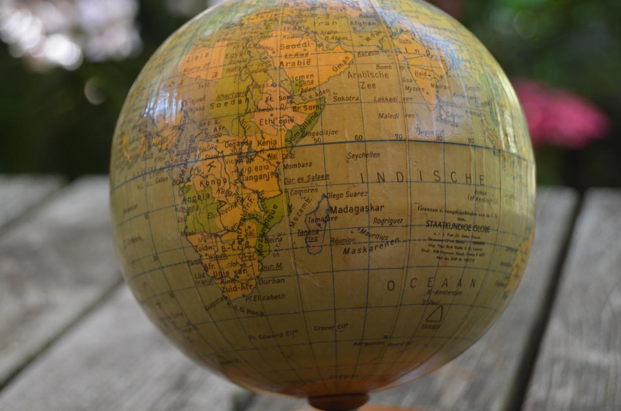 Räth Staatkundige globe in goede staat