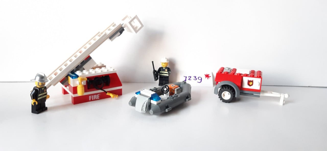Lego 7239 brandweer ladderwagen met aanhanger en bootje.
