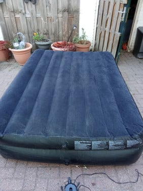 2 persoons luchtbed 140 x 200 met pomp ongeveer 35 hoog