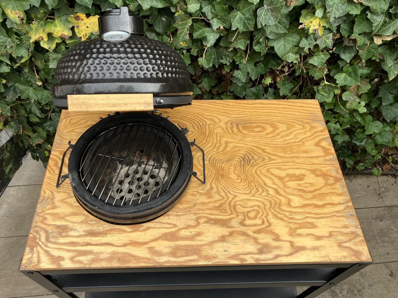 Mini kamado met werkbank