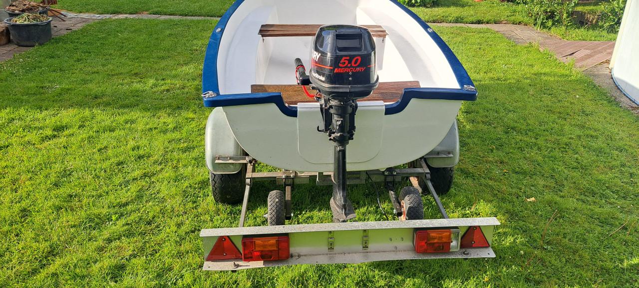 Motorbootje met trailer en buitenboordmotor