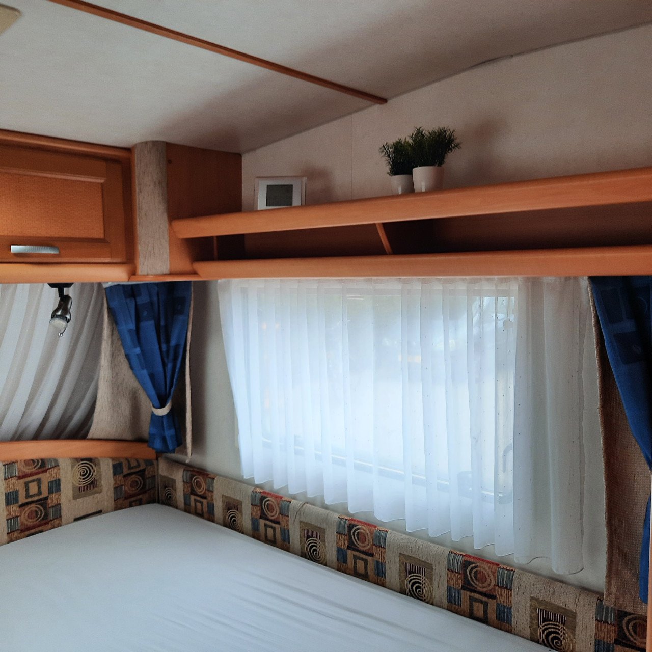 LMC 560 Dominant met voortent, mover en airco (lengtebedden)