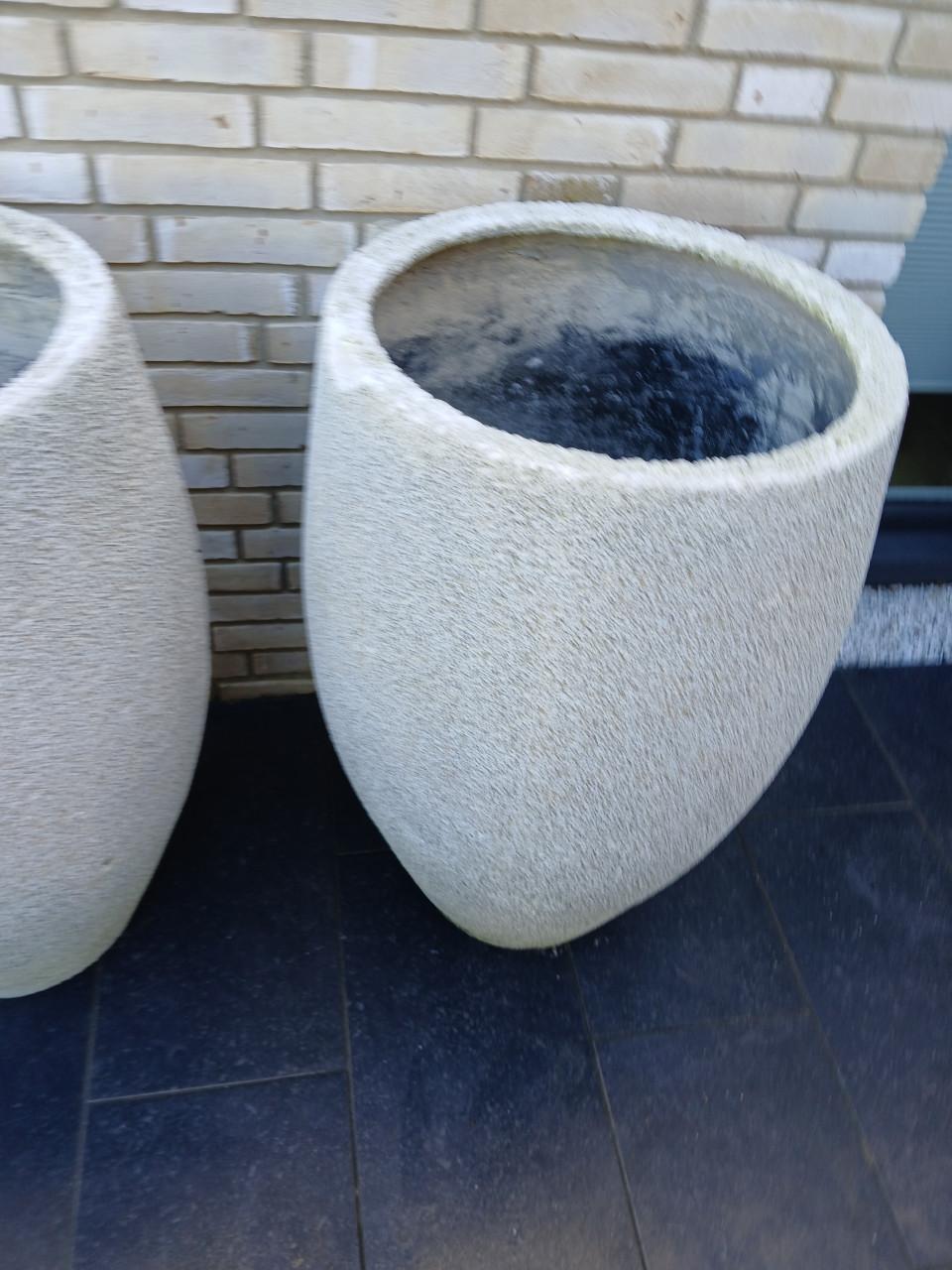 2 buitenpotten, merk Capi.