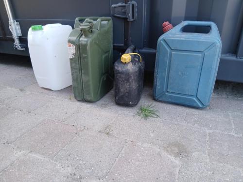 Diverse jerrycans te koop