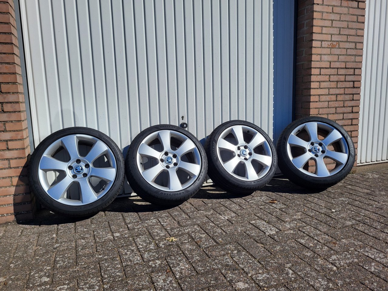 Skoda 18 inch met NIEUWE Goodyear banden.