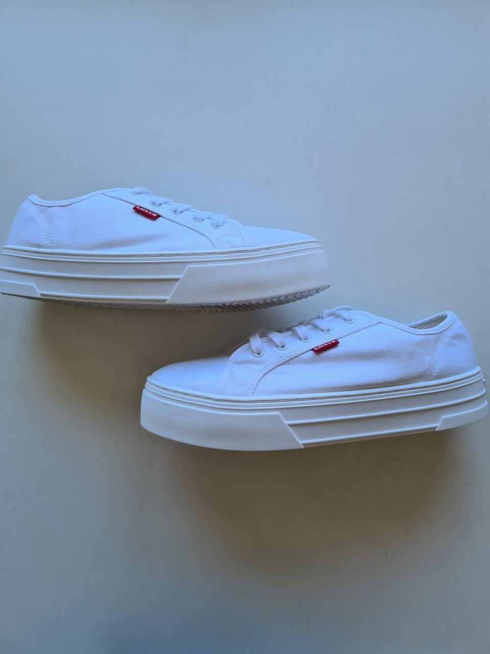 Nieuw ! Witte sneakers van Levi's Maat 41 / Maat 8