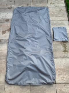 Waterdichte beschermhoes voor tuintafel met afgeronde hoeken.